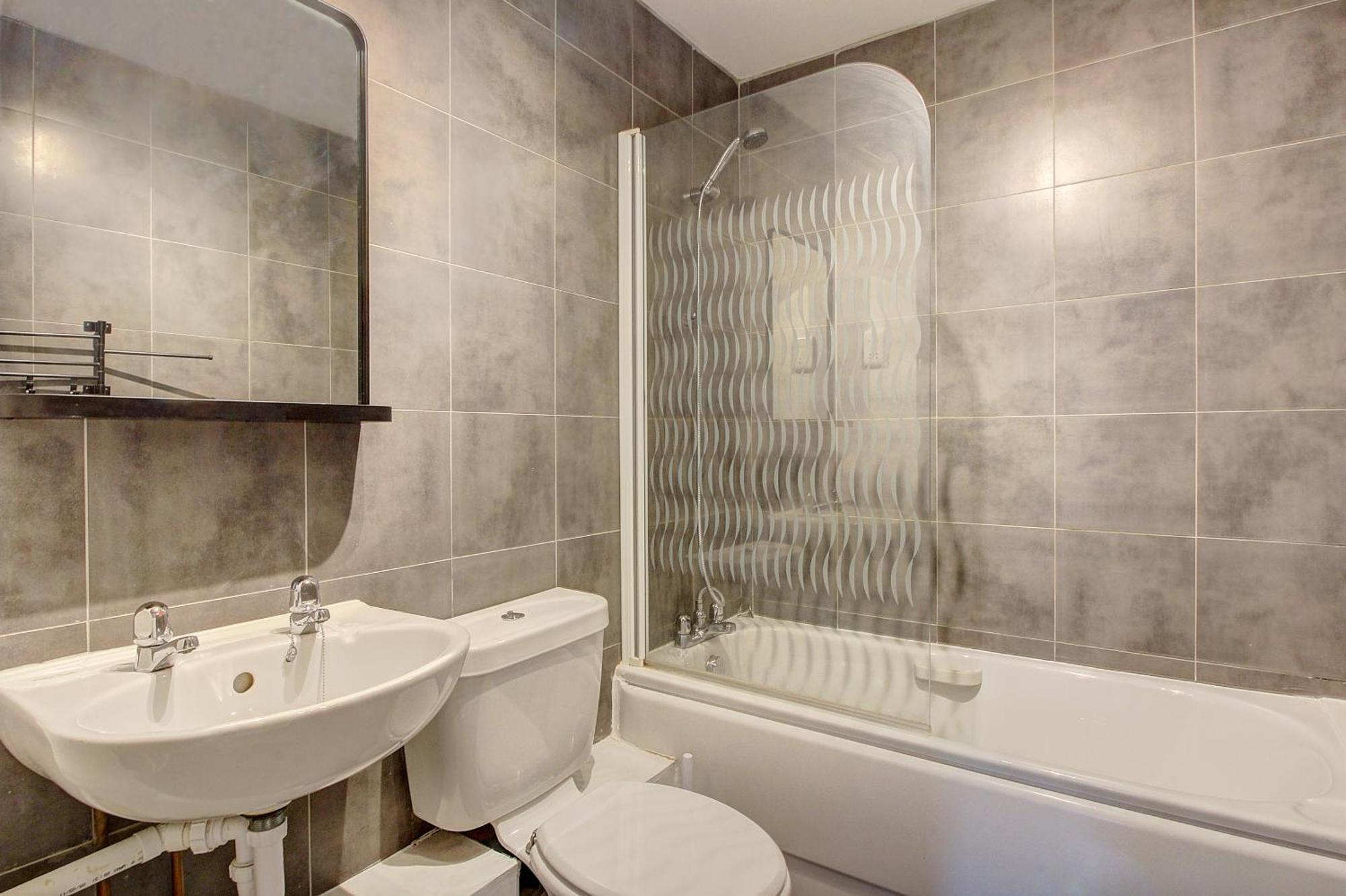 2 Minutes From Mk Central By Car- 2 Bed Apartment - 2 Free Parking Spaces- Hosted By Stayinmk ميلتون كينيز المظهر الخارجي الصورة