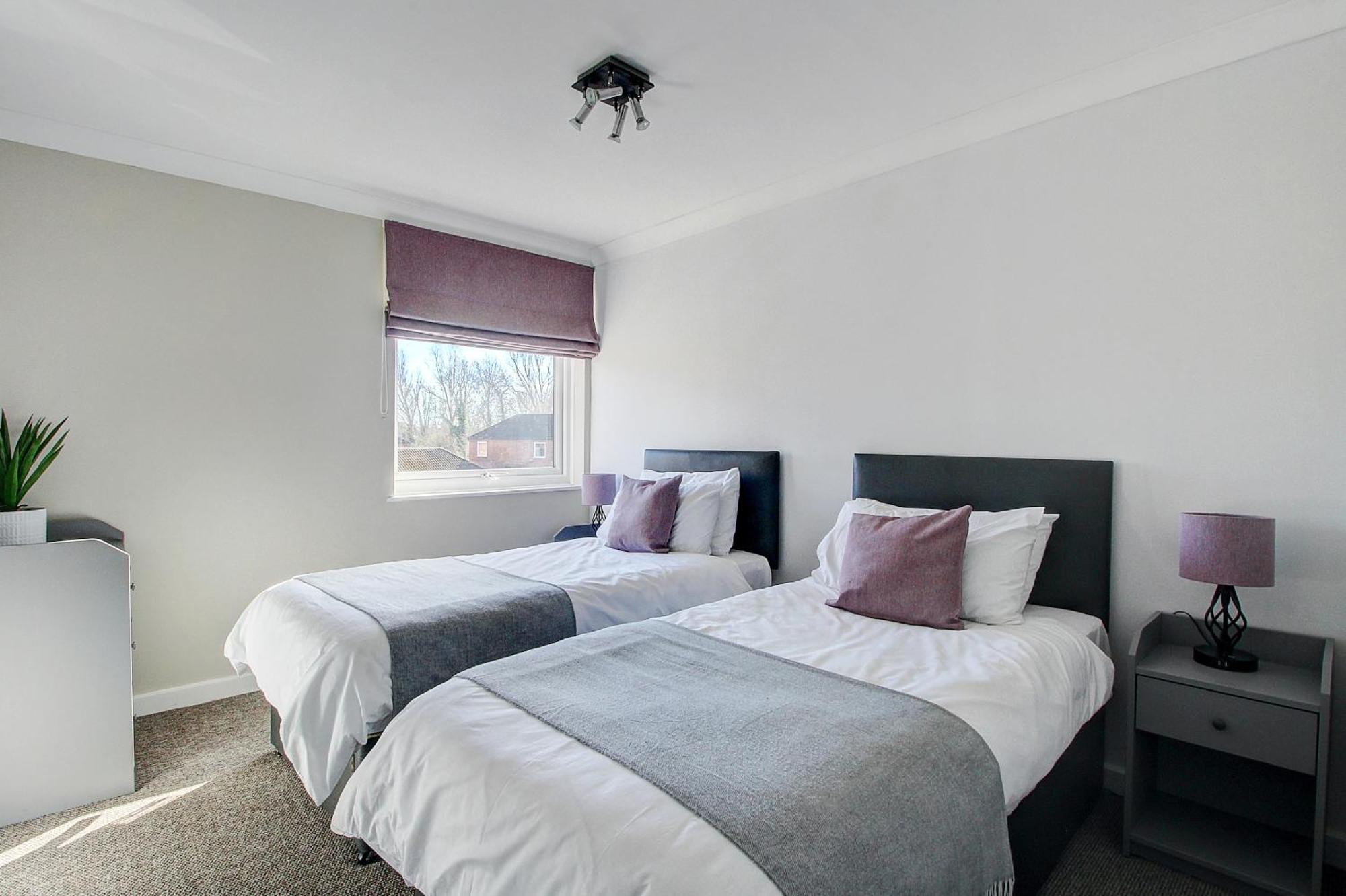 2 Minutes From Mk Central By Car- 2 Bed Apartment - 2 Free Parking Spaces- Hosted By Stayinmk ميلتون كينيز المظهر الخارجي الصورة